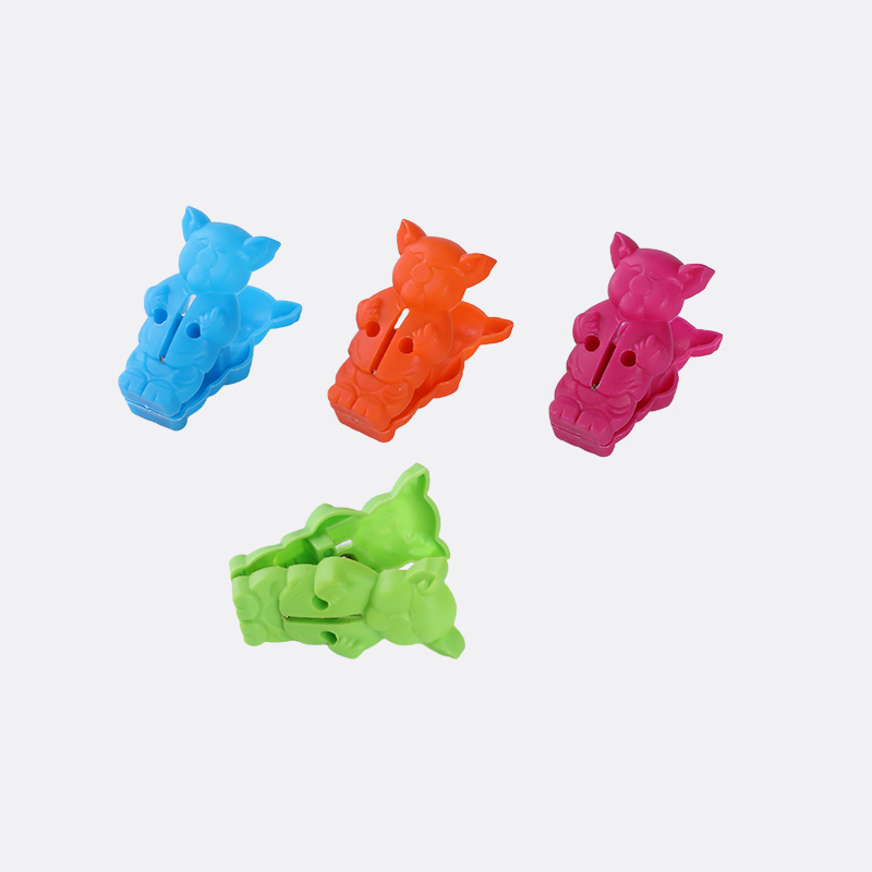 PLASTIC CLOTHES PEGS-1518